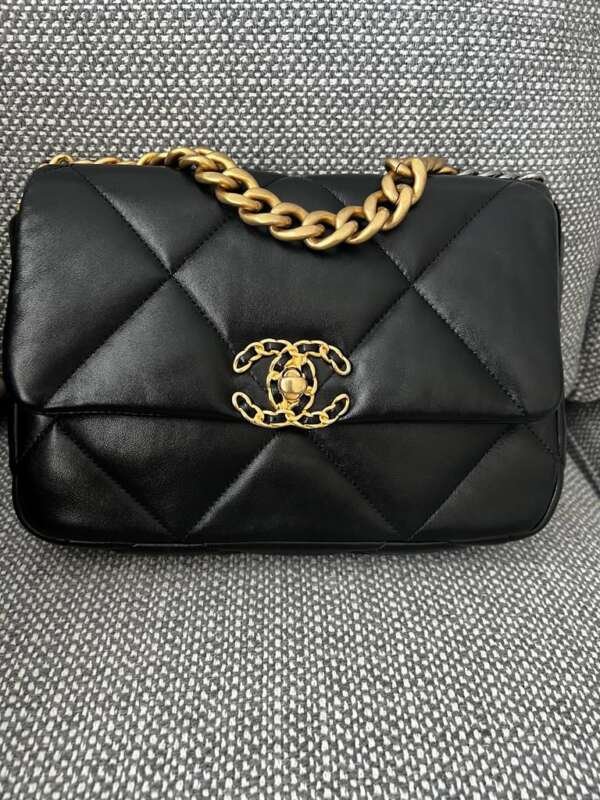 Bolso de cuero negro, Marca: CHANEL, Modelo: CHANEL 19 con su caja y factura.
