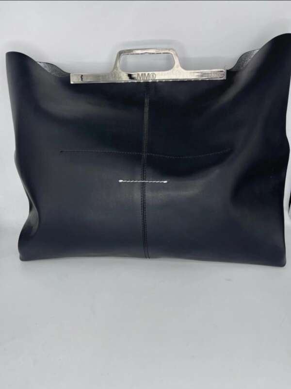 Bolso de cuero negro, Marca: MAISON MARGIELA MM9. 