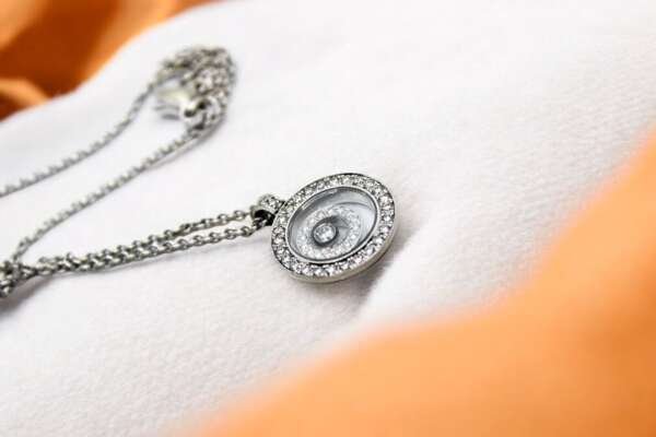 Collar de oro blanco de 18k con Diamantes, Marca: CHOPARD, Modelo: HAPPY SPIRIT.