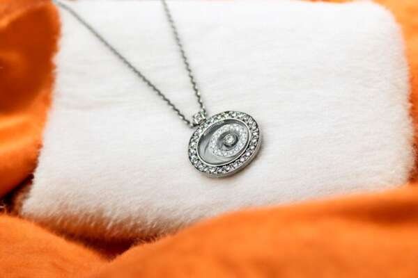 Collar de oro blanco de 18k con Diamantes, Marca: CHOPARD, Modelo: HAPPY SPIRIT.