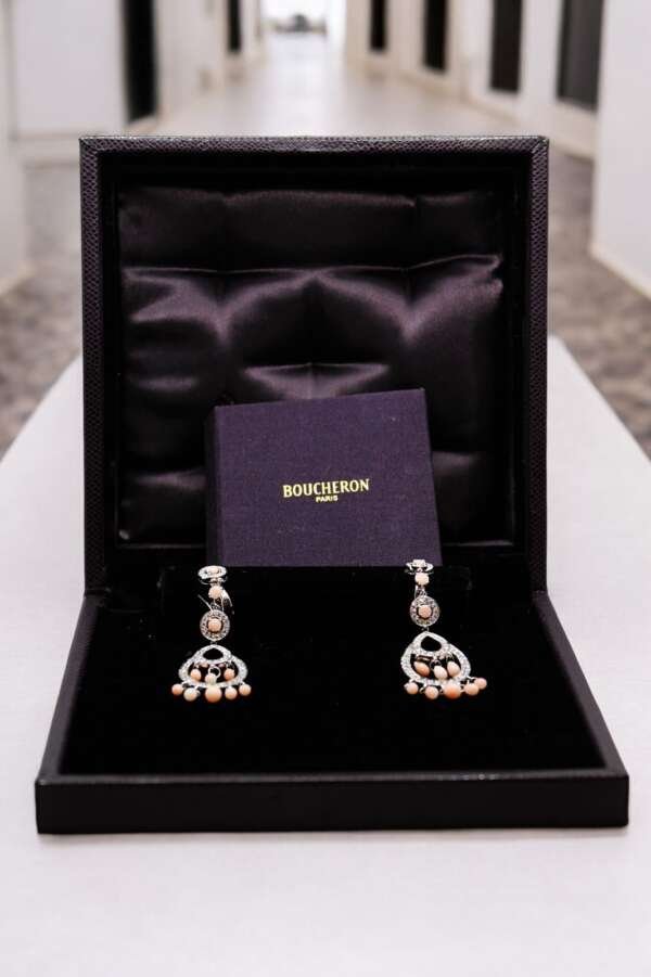Par de pendientes de oro blanco con diamantes y coral de la marca: BOUCHERON con su caja y certificados.