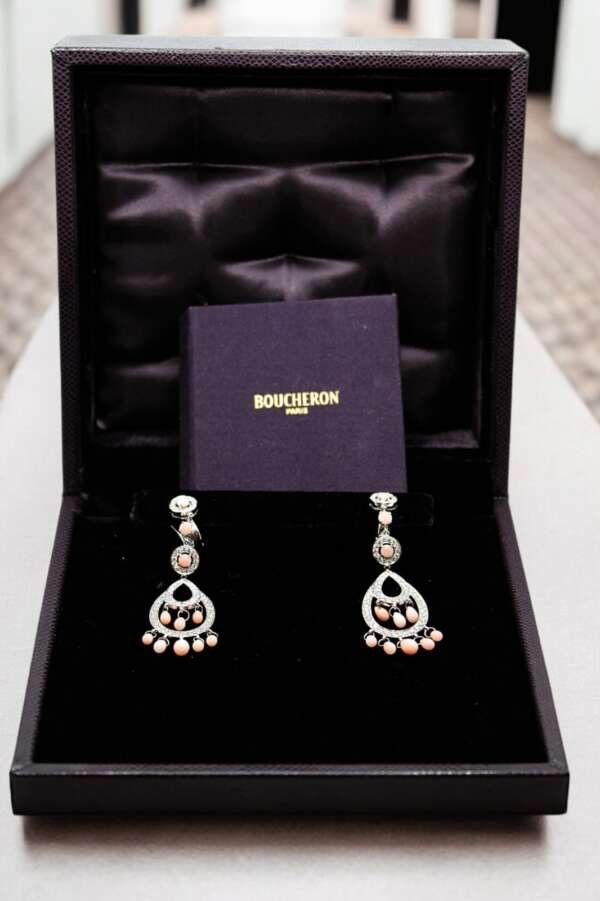 Par de pendientes de oro blanco con diamantes y coral de la marca: BOUCHERON con su caja y certificados.