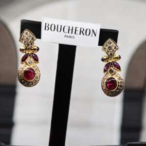 Par de pendientes de oro blanco con diamantes y coral de la marca: BOUCHERON con su caja y certificados.