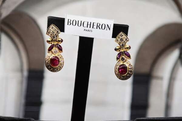 Par de pendientes de oro blanco con diamantes y coral de la marca: BOUCHERON con su caja y certificados.