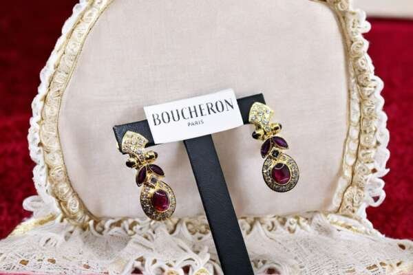 Par de pendientes de oro blanco con diamantes y coral de la marca: BOUCHERON con su caja y certificados.