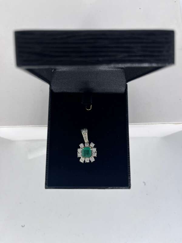 joyeria-szware-compro-oro-mallorca-Colgante-Oro-Blanco-18K-Diamantes-y-Esmeralda
