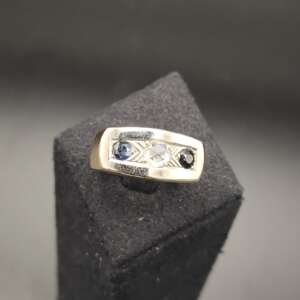Anillo antiguo de oro blanco 18 k con zafiros y diamante central