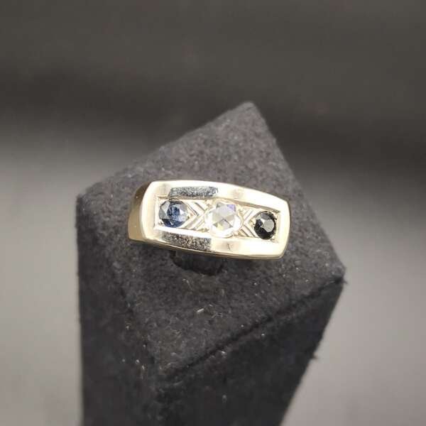 Anillo antiguo de oro blanco 18 k con zafiros y diamante central
