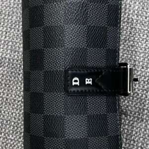 Pochette Louis Vuitton Eclipse Monograma cuero gris para tres relojes con iniciales DE