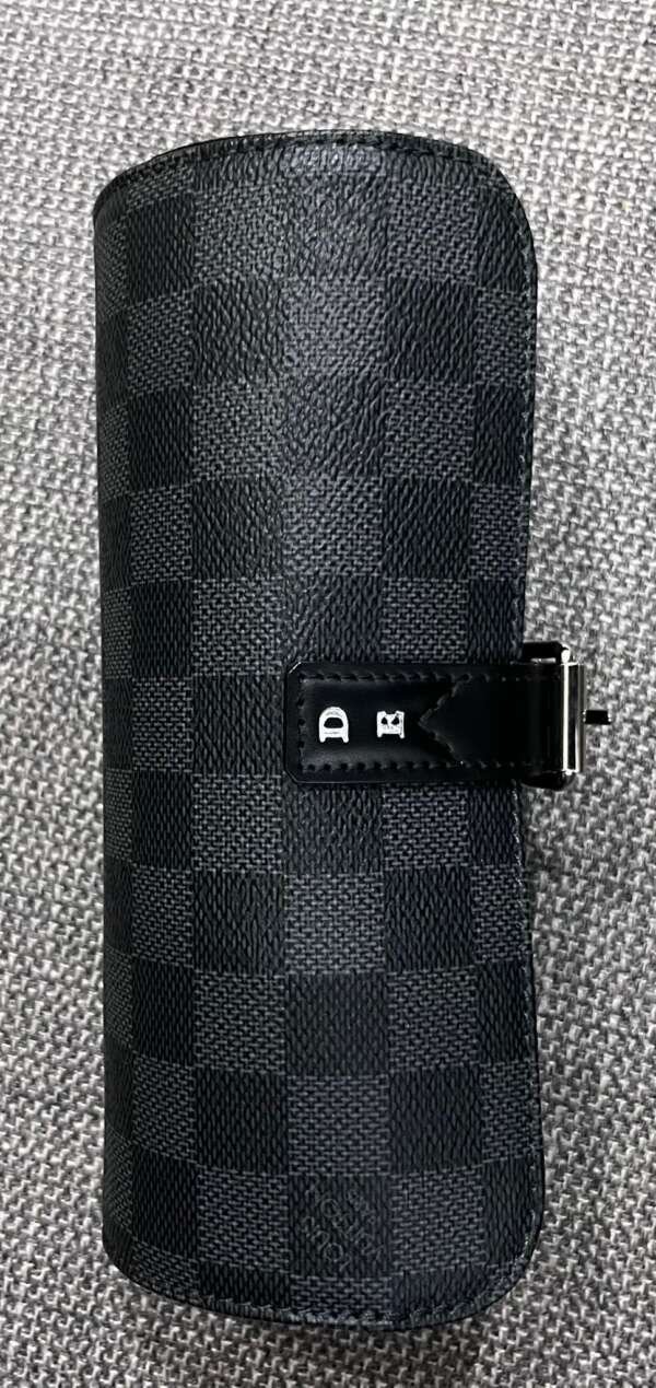 Pochette Louis Vuitton Eclipse Monograma cuero gris para tres relojes con iniciales DE