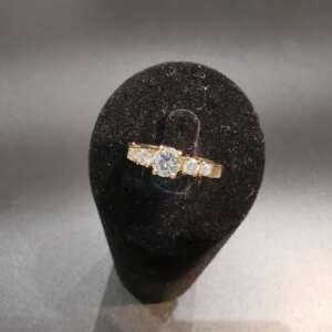 Anillo de oro 18 k con diamantes y uno central