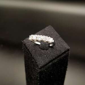 Media alianza de oro blanco de 18 k con diamantes engastados