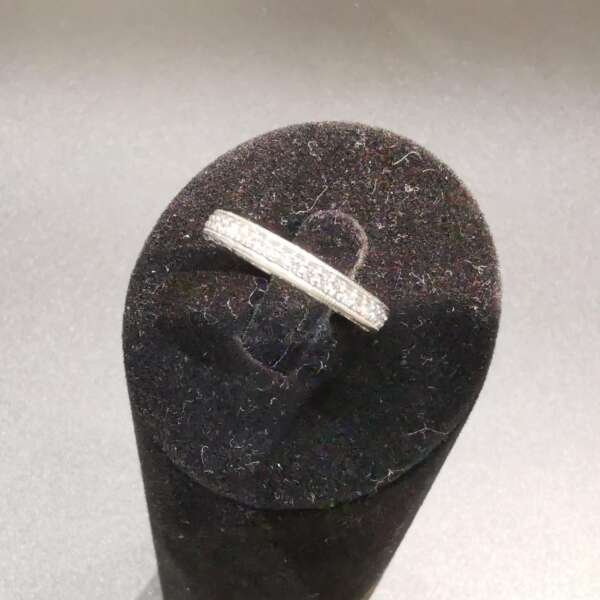 Alianza de oro blanco 18 k con diamantes brillantes