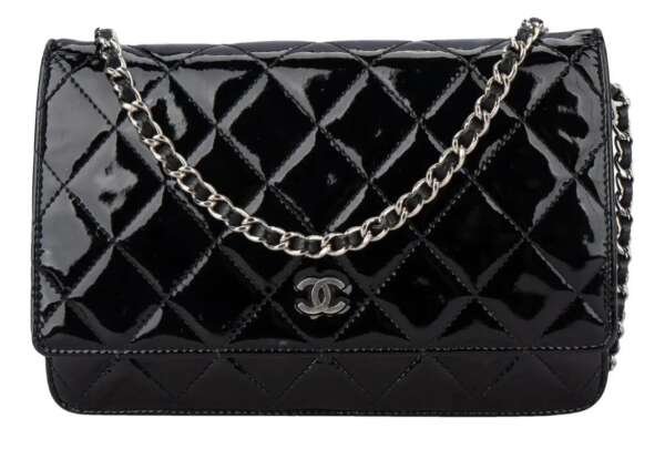 Bolso Chanel Timeless Classic Wallet on Chain charol negro dorado