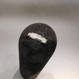 Media alianza de oro blanco 18 k con diamantes