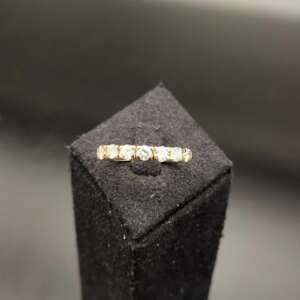 Media alianza en oro 18 k con diamantes engastados