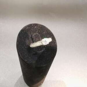Anillo de oro blanco 18 k con diamante central brillante
