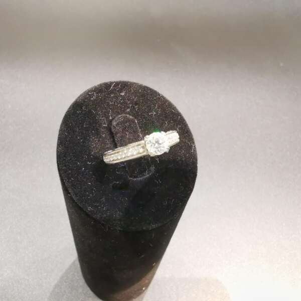 Anillo de oro blanco 18 k con diamante central brillante