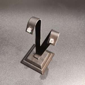Pendientes de oro blanco 18 k con diamantes solitarios de 0.30 cts