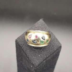 Anillo de oro 18 k con rubí, esmeralda y zafiro engastados