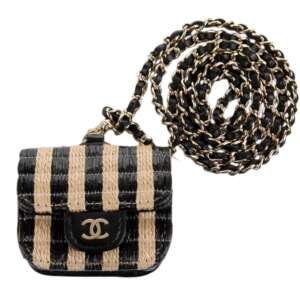 Estuche CHANEL en rafia para AirPods 2021