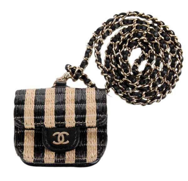 Estuche CHANEL en rafia para AirPods 2021