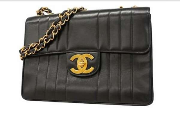 Bolso CHANEL MADEMOISELLE negro vintage con cadena dorada
