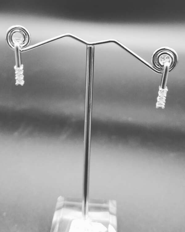 Pendientes de oro blanco 18 k con tres diamantes engastados cada uno