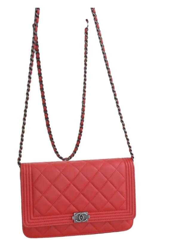 Bolso Chanel Boy Wallet on Chain rosa rojo cuero con cadena