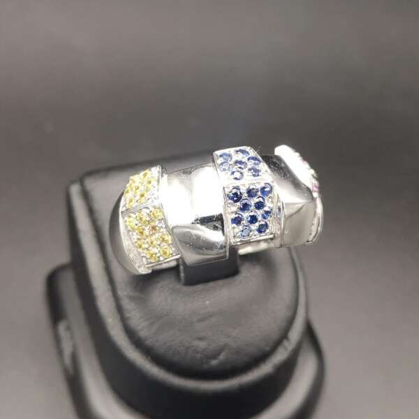 Anillo oro blanco 18 k con piedras preciosas multicolor (zafiro, rubí, esmeralda)