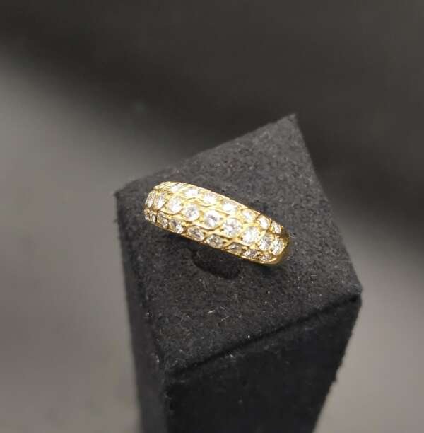 Anillo de oro 18 k con diamantes brillantes engastados
