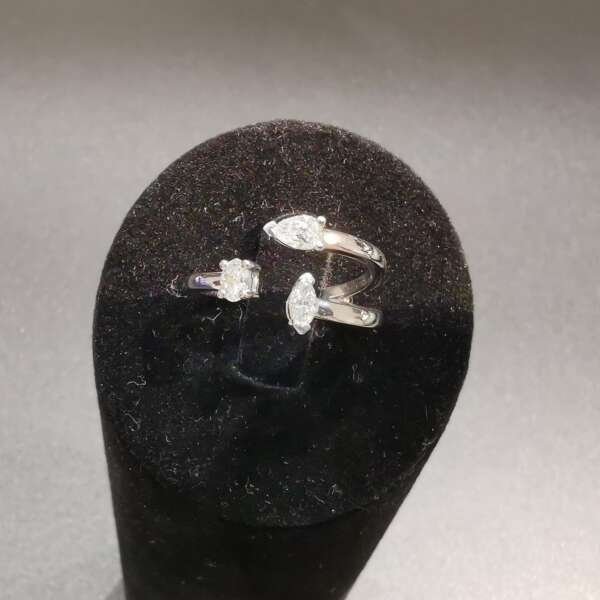 Anillo de oro blanco 18 k con 3 diamantes brillantes