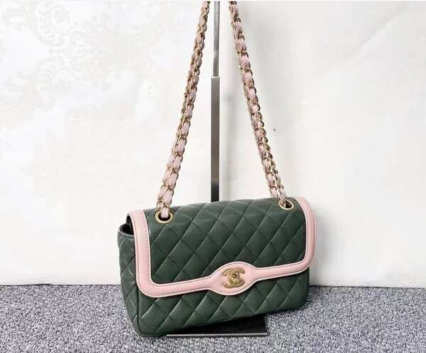 Bolso CHANEL TIMELESS CLASSIQUE verde y rosa con cadena
