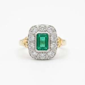 Anillo antiguo de oro blanco 18 k con zafiros y diamante central