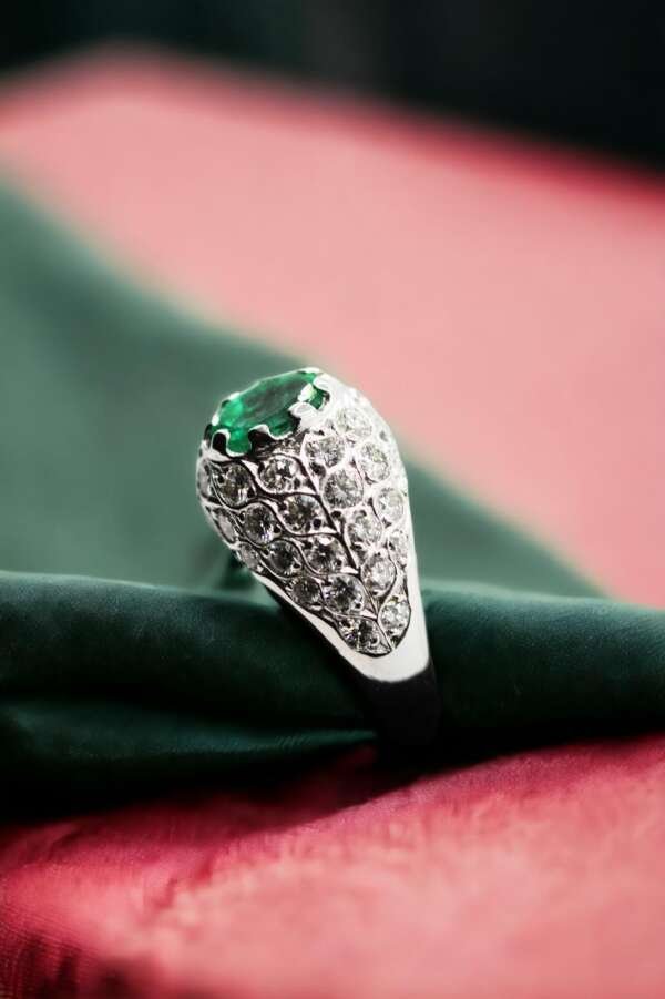 Anillo de oro blanco 18 k con esmeralda central y diamantes