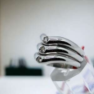 Anillo de oro blanco 18 k con tres diamantes brillantes