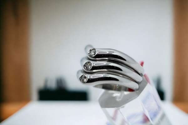 Anillo de oro blanco 18 k con tres diamantes brillantes