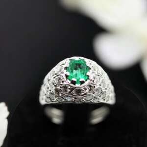 Anillo de oro blanco 18 k con esmeralda central y diamantes