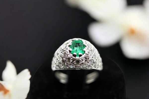 Anillo de oro blanco 18 k con esmeralda central y diamantes
