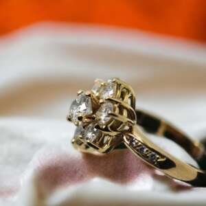 Anillo oro 18 k con diamantes en diseño margarita