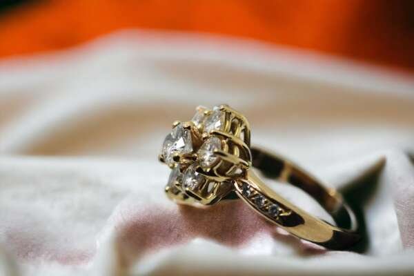 Anillo oro 18 k con diamantes en diseño margarita