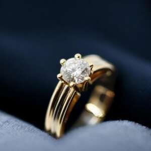 Anillo de dos oros (blanco y amarillo) de 18 k con diamante central