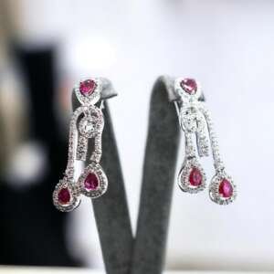Pendientes de oro blanco 18 k con diamantes y rubíes rojos