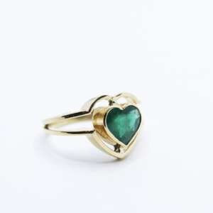 Anillo oro 18 k con esmeralda central en forma de corazón