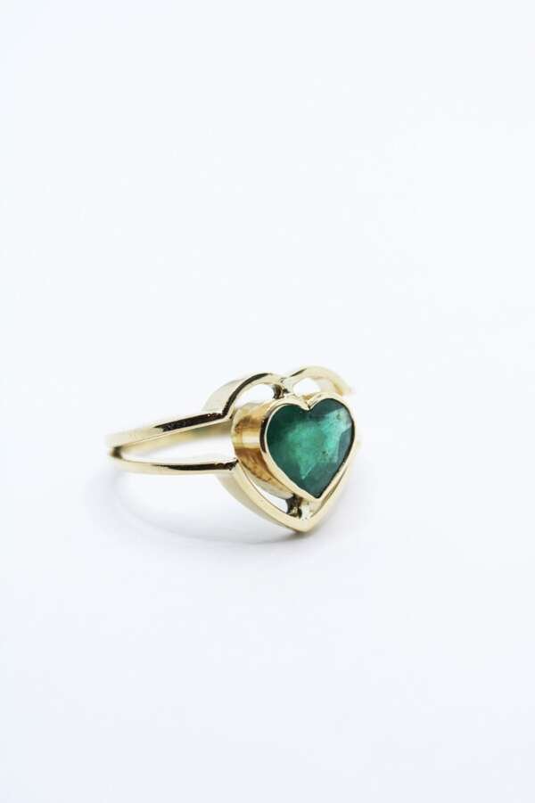 Anillo oro 18 k con esmeralda central en forma de corazón