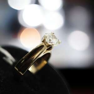Anillo de oro 18 k con diamante solitario de 1.20 cts