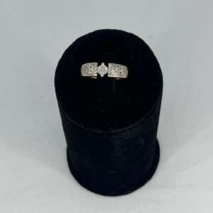 Anillo de oro de 14 k con diamante central de 0.30 cts y diamantes laterales
