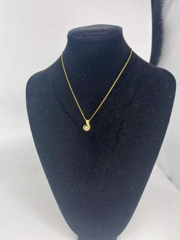 Collar de oro 18 k con colgante de oro y pequeño diamante