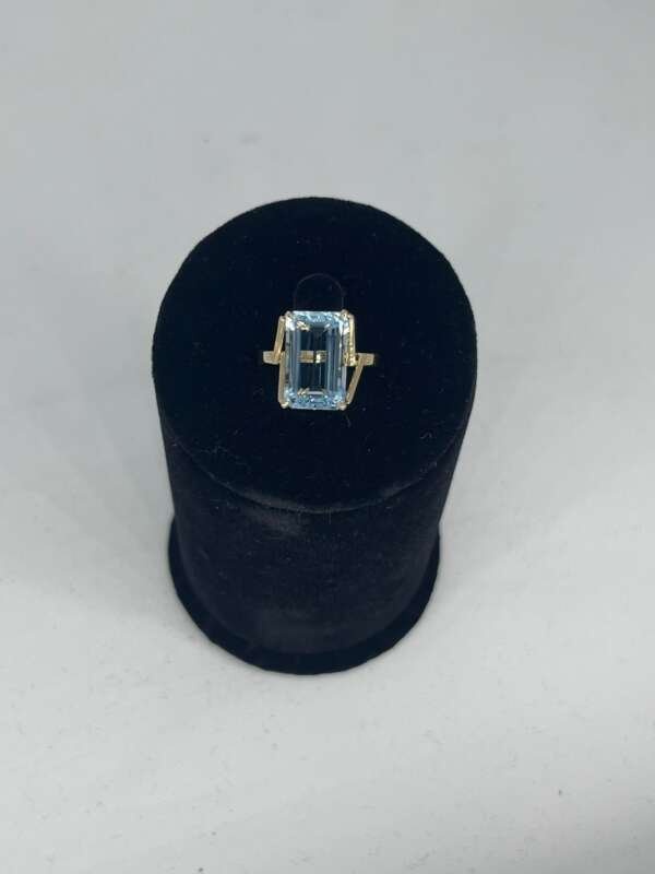 Anillo en oro de 14 k con aguamarina de 15 cts