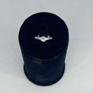 Anillo de oro blanco de 18 k con diamante de 0.35 cts